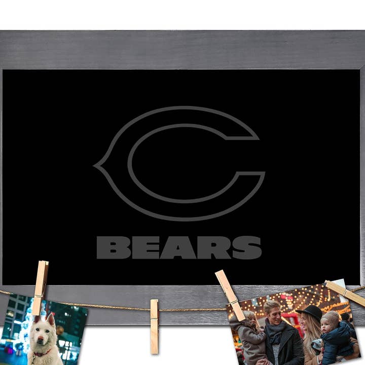 Tableau noir blanc Chicago Bears avec cadre et pinces à linge pour la vente par Fan Creations