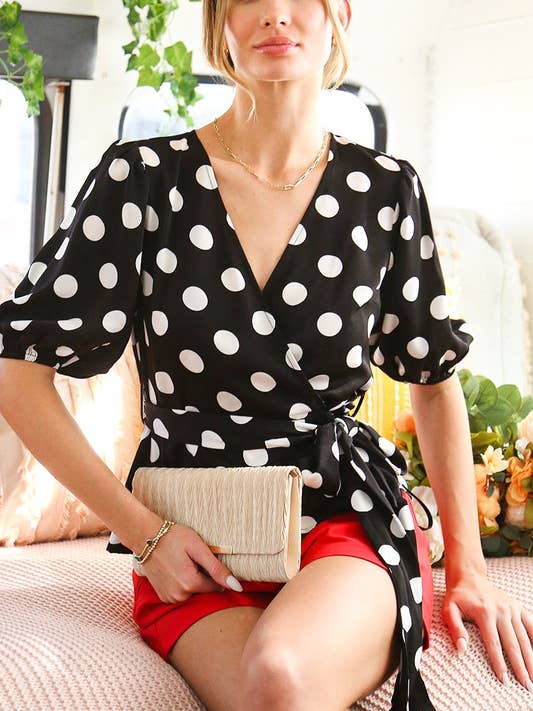Blouse à manches courtes bouffantes à pois avec encolure en V croisée VT81417 pour la vente par Vine & Love