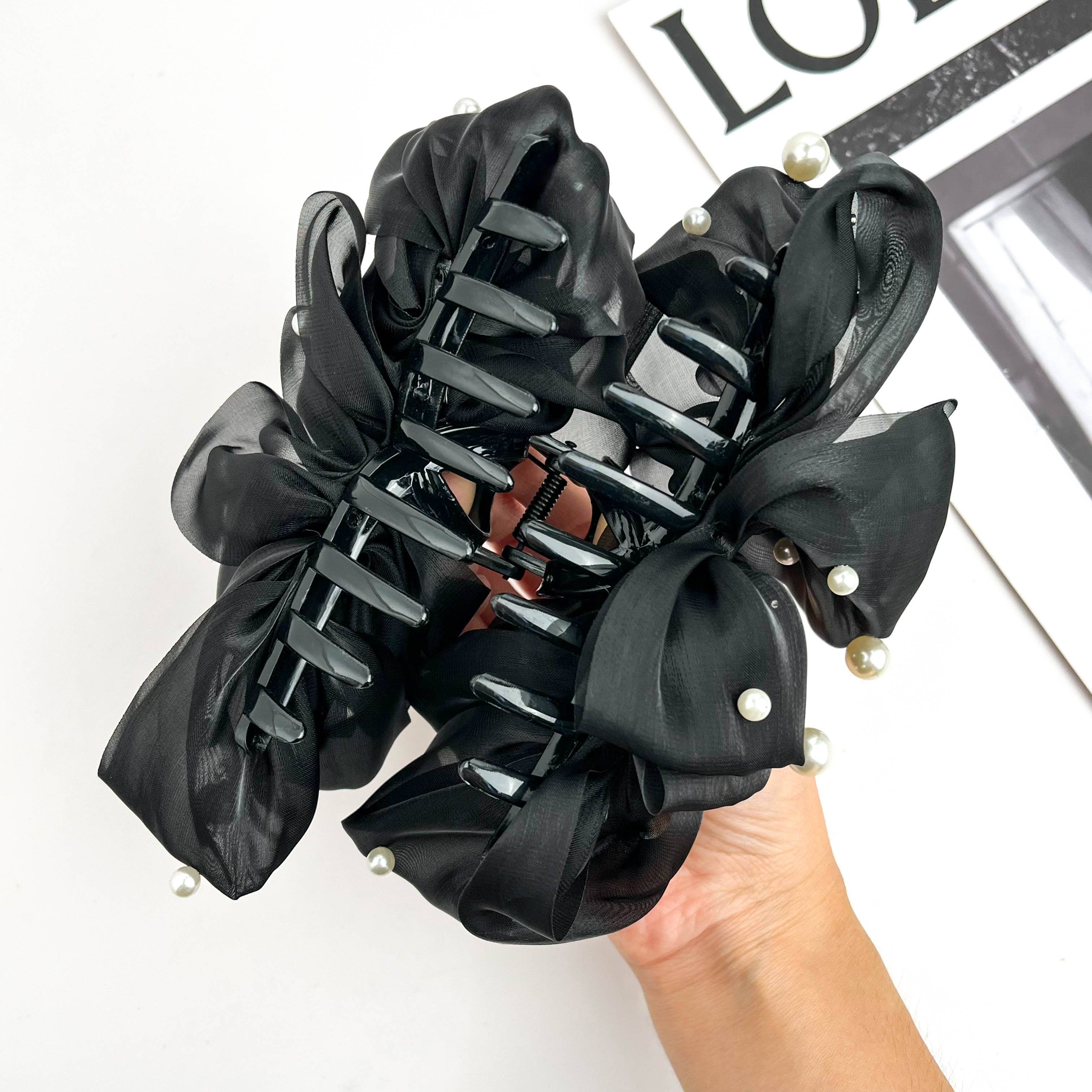 Svart Stor moln pärlorganza klämma – Drömsk & elegant hår för wholesale på Faire3