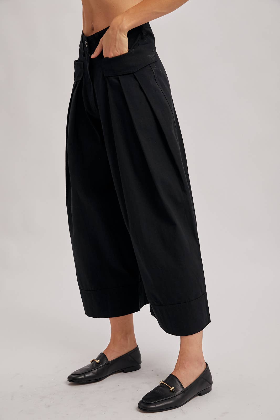 Bluivy - Wholesale Pants - Women's - PLEATED WIDE-LEG CULOTTE PANTS WITH POCKETS2