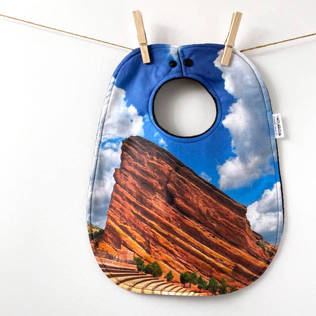 Bavaglino Red Rocks Amphitheatre - Red Rocks, regalo per bambini per la vendita all'ingrosso da parte di Hip Violet