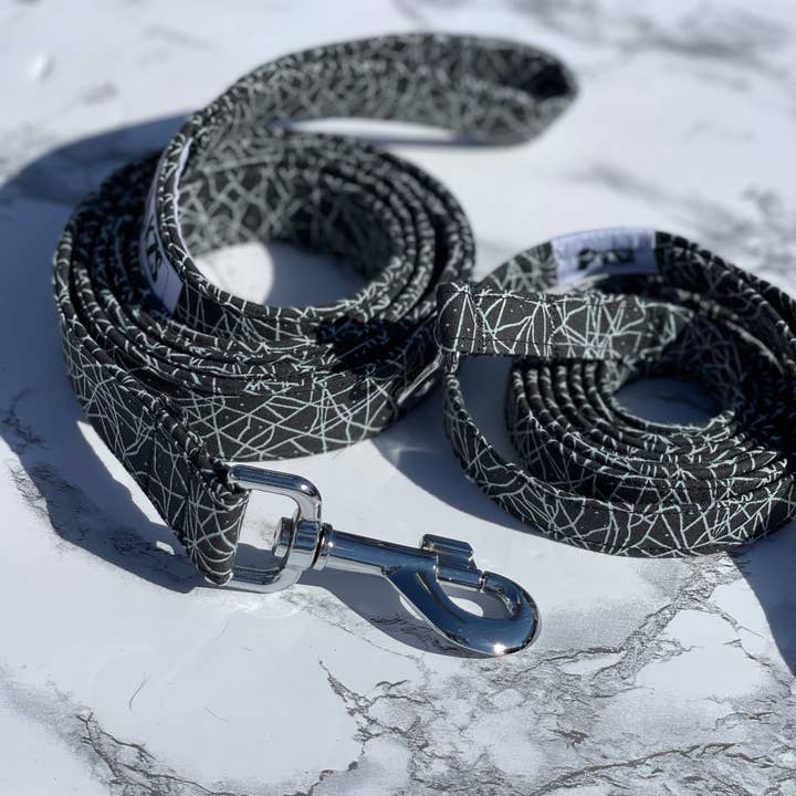 Laisse pour chien enveloppée de tissu Black Lines pour la vente par KZS Design
