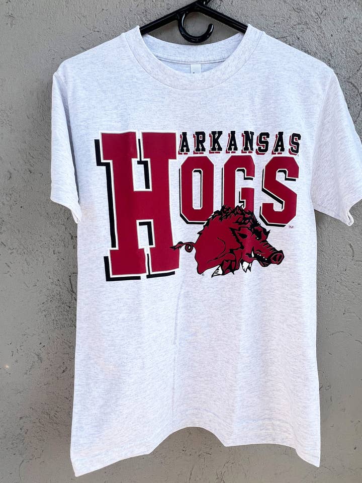 Arkansas Hogs Kortærmet for engroshandel hos Southern Trend Clothing - Arkansas Razorbacks