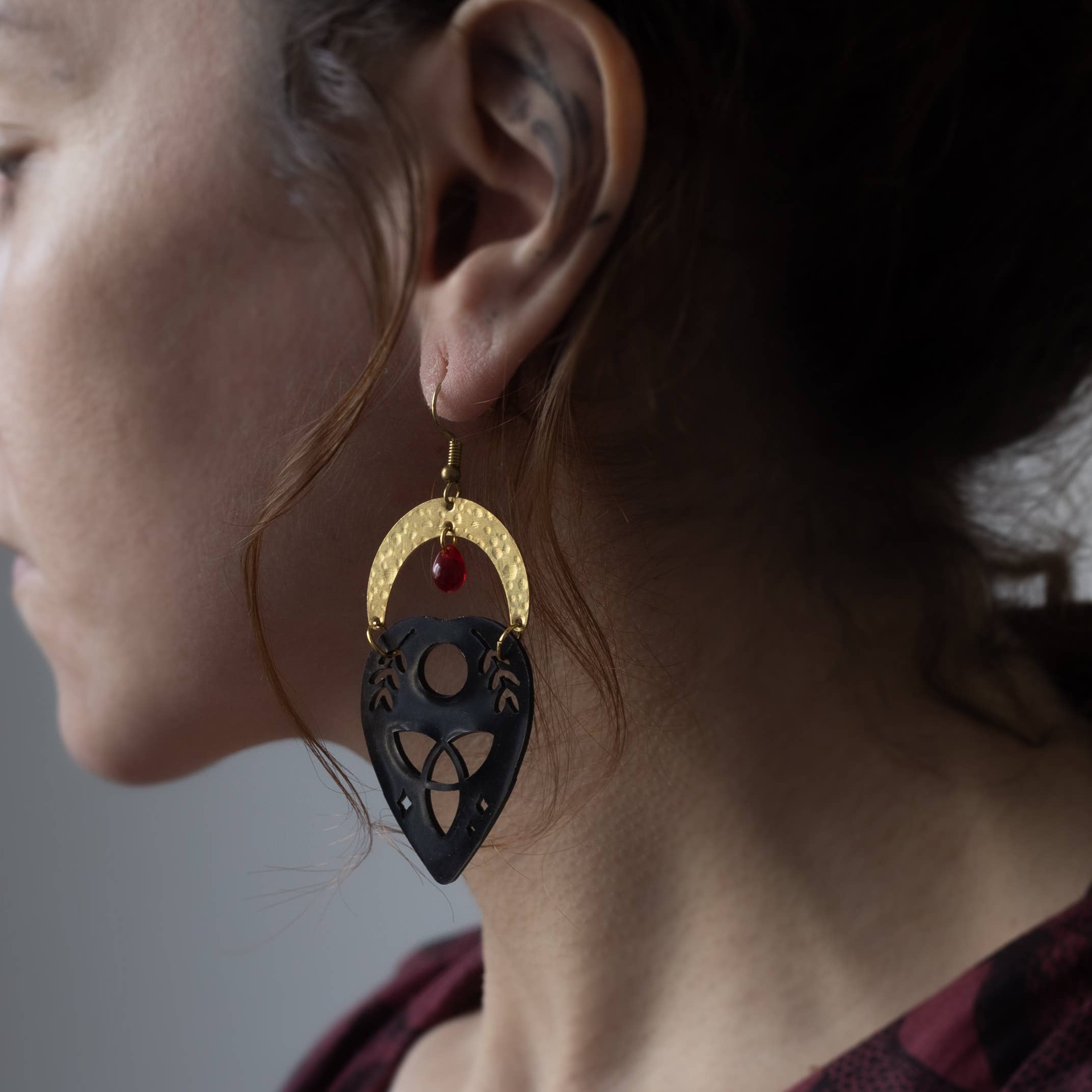 noemie zomby - Wholesale Hangende/ronde oorbellen - Ouija oorbellen van messing en acryl - gothic0