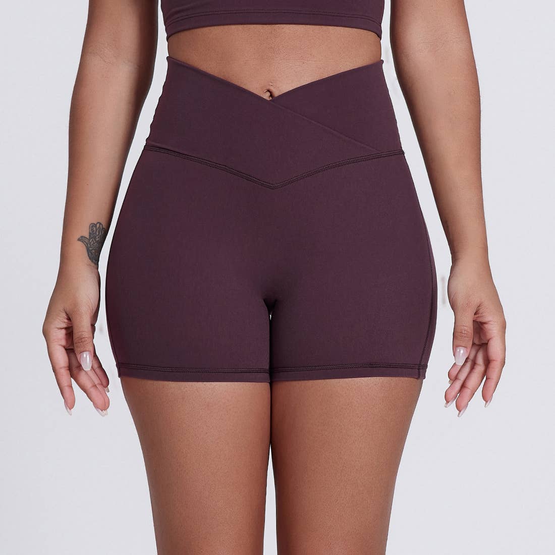 Sodalemon – Großhandel Sport-Shorts – Damen – Damen V-Cross Po-liftende Sport-Yoga-Shorts1