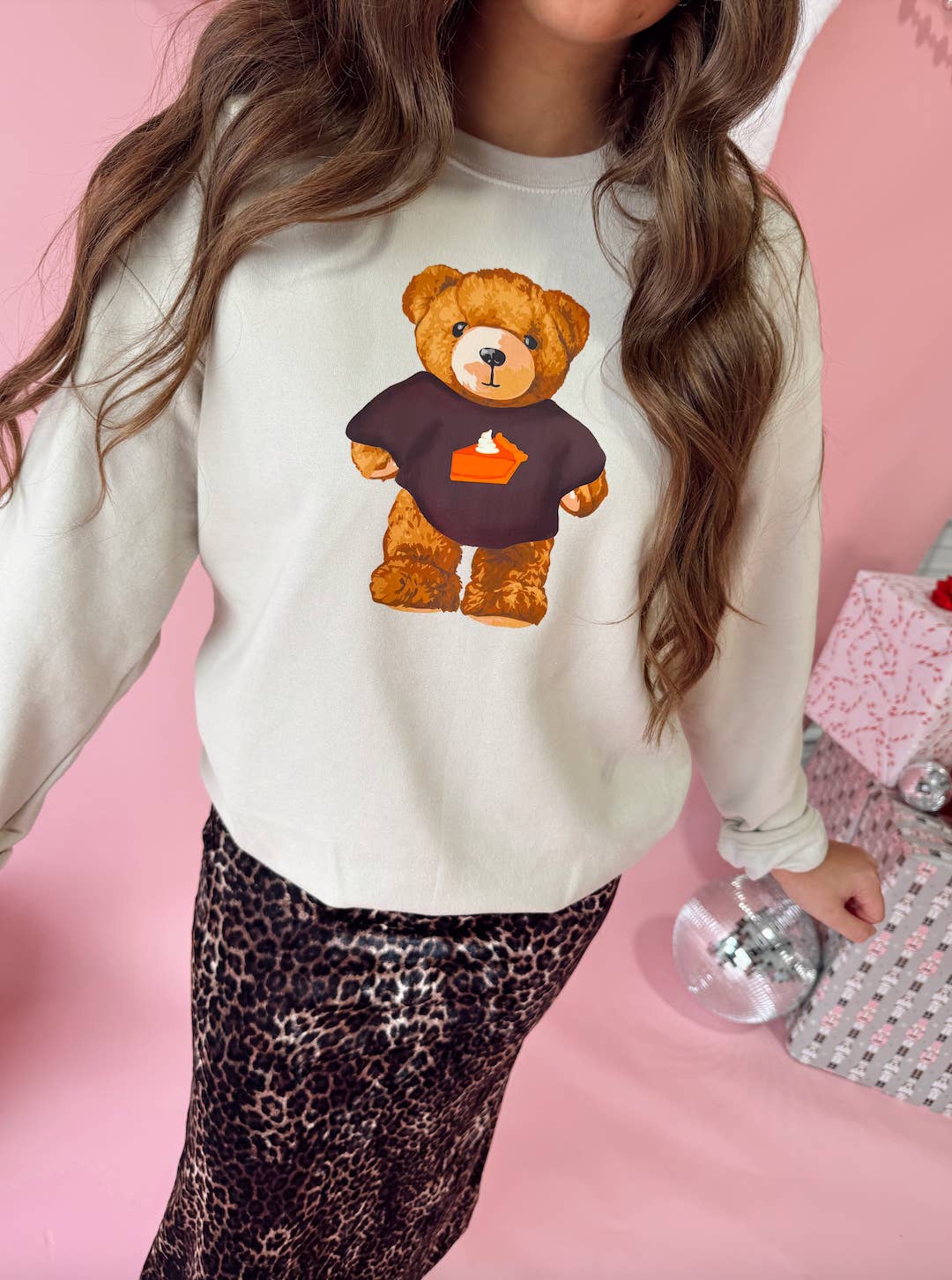 Jules Co – wholesale Graphic sweatshirt – Women’s – Pumpkin Pie Teddy Crewneck