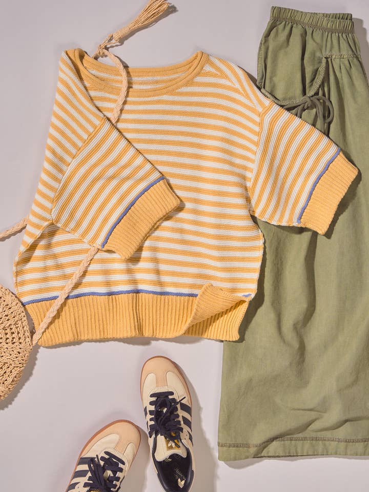 T-shirt en maille à rayures jaunes avec bordure contrastante pour la vente par Urban Daizy