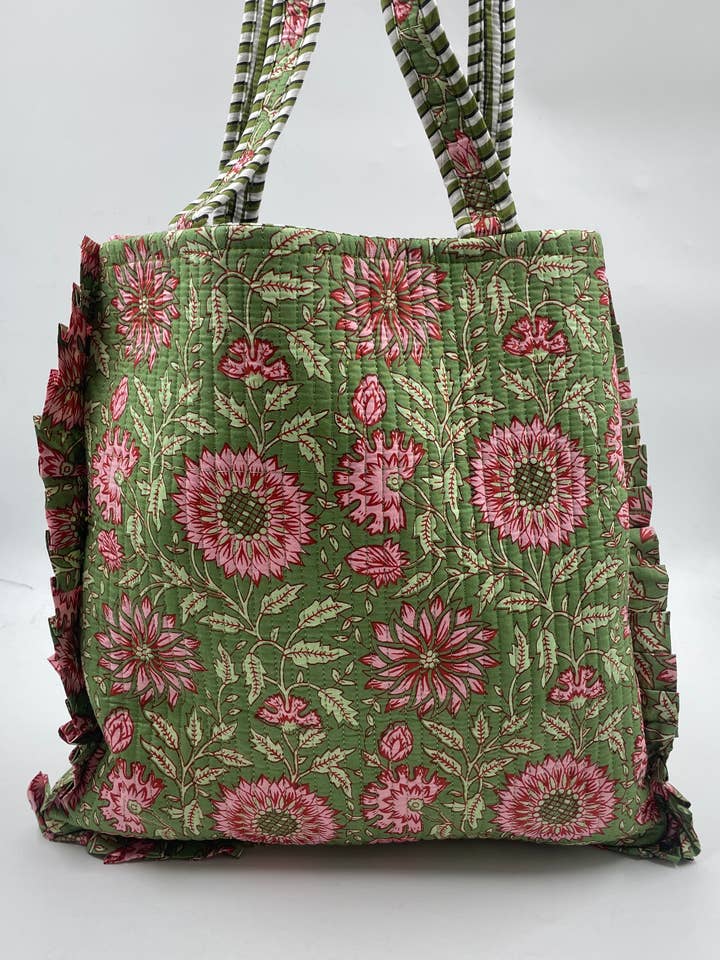 Bolso tote bohemio reversible con volantes de 100% algodón Kantha acolchado para venta al por mayor de Funky Yak Ltd
