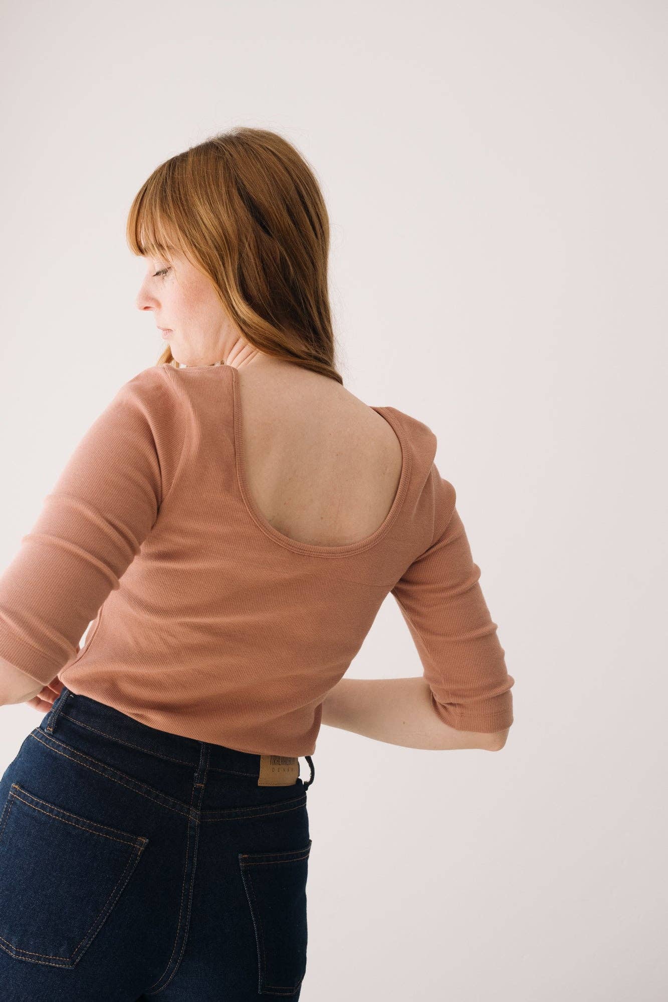 Roze Organische ribgebreide top met boothals in roze voor groothandel op Faire1