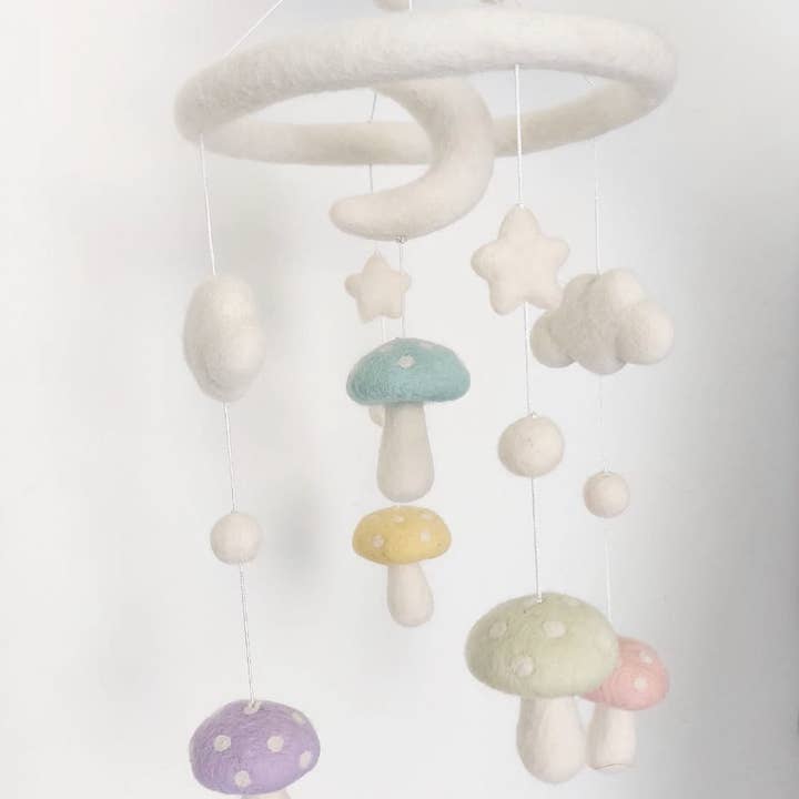 Mobile bébé champignon pastel pour la vente par Ganapati