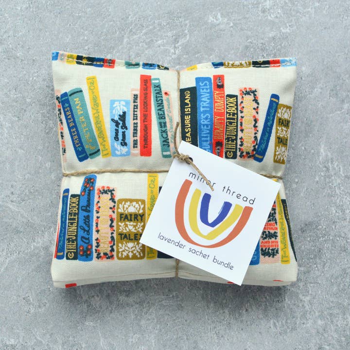 Ensemble de sachets de lavande en coton crème avec étagère dorée pour la vente par Minor Thread