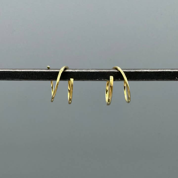 Kleine gouden spiraal-huggies voor wholesale door Something Silver