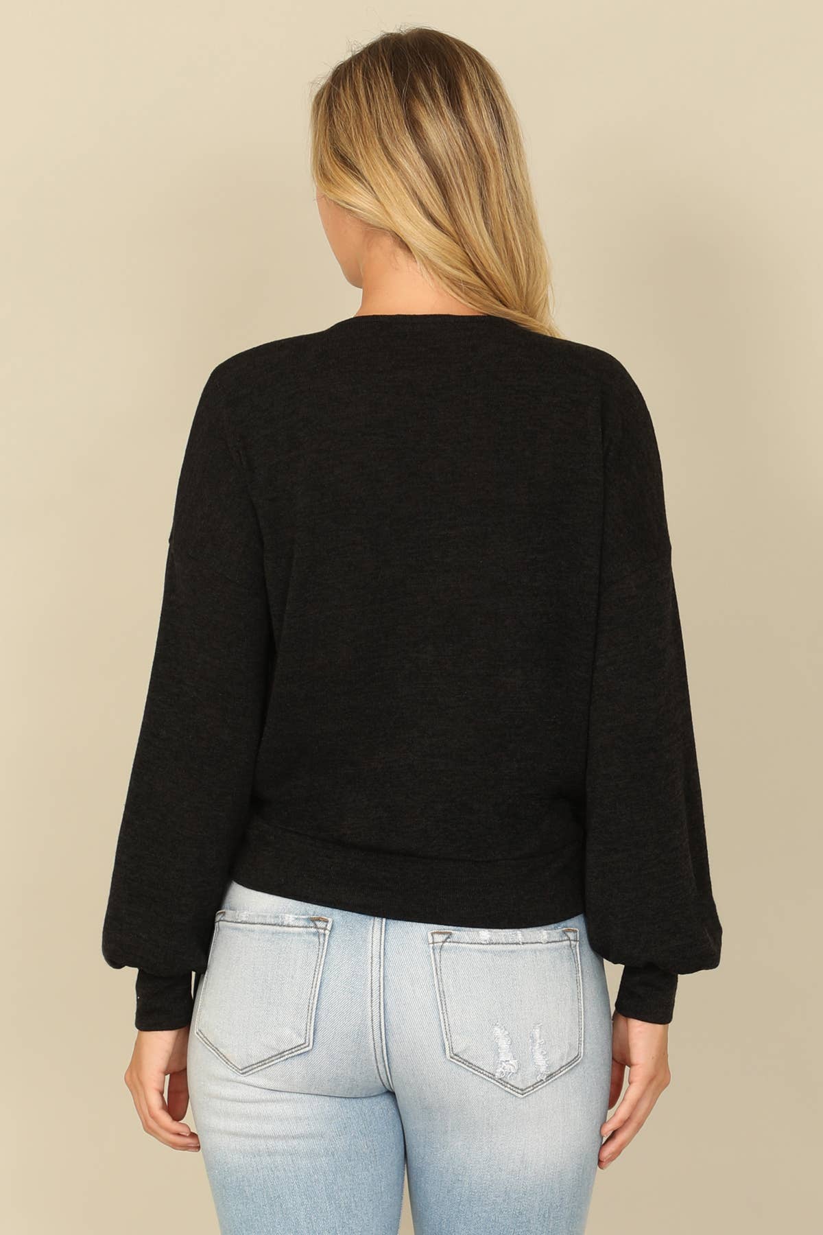 You & Me – Großhandel Bluse – Damen – YMT20079SOLID LANGÄRMELIGES BAUERNBLUSE-WICKELTOP MIT SEITLICHEM BINDEN UND ÜBERSCHNITTENEM AUSSCHNITT6