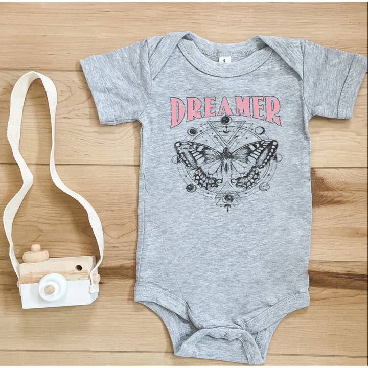 DREAMER Grafisk Baby Onesies for engroshandel hos Shamaim