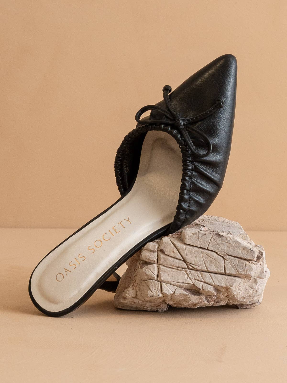 NOIR The Maven | Talon pointu noir pour chaton avec nœud en vente sur Faire3