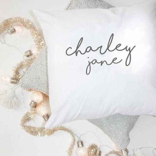 Design District Co – wholesale Prydnadskuddfodral – Personligt namn Kuddfodral