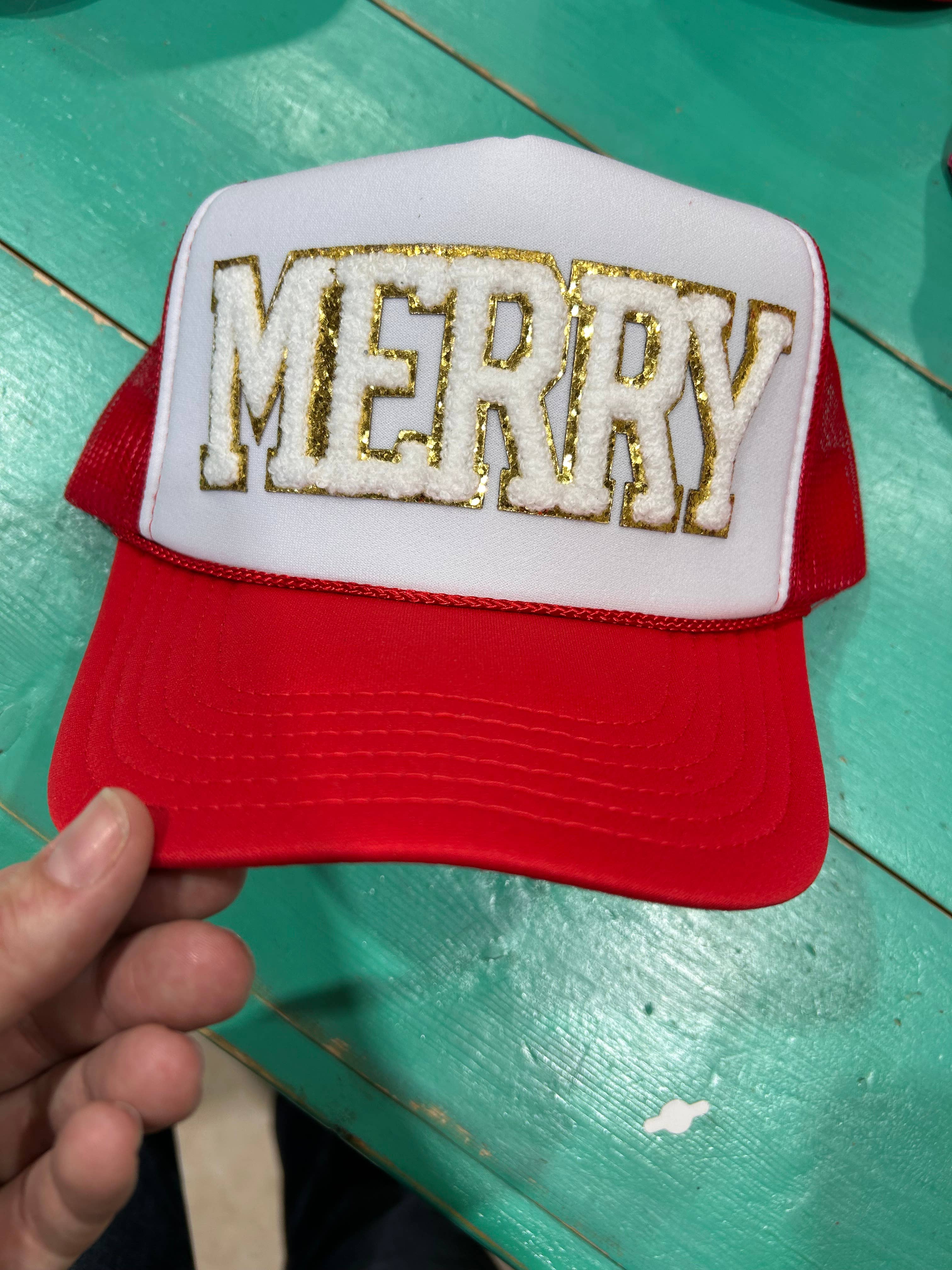 Vibes Hat Company – boné - Mulher por atacado – White Chenille Merry Trucker | Boné de Natal| Feriados | Papai Noel1