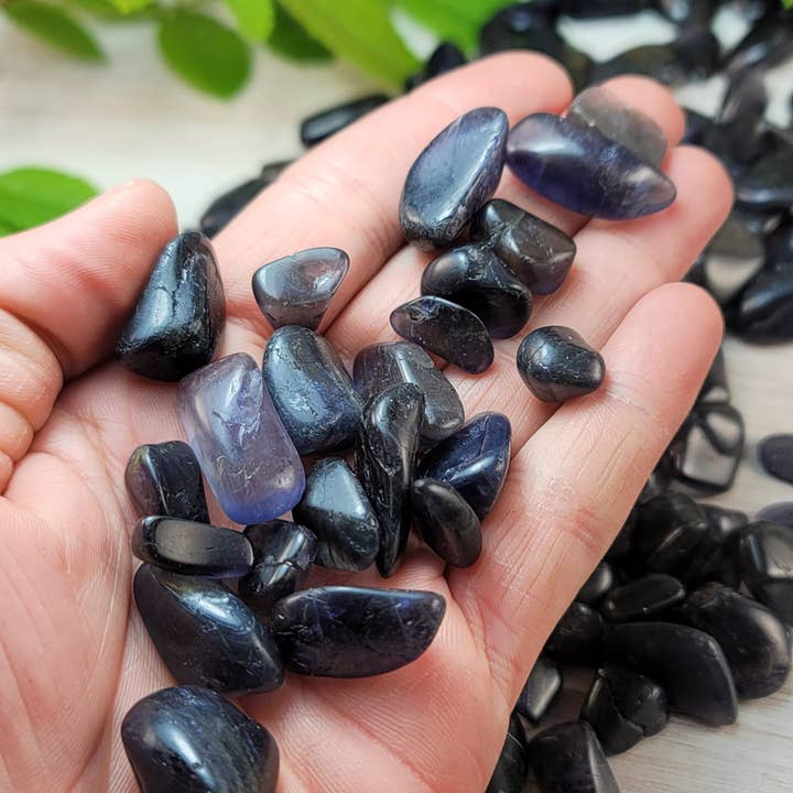 Aquamarine Daydream Wholesale – Engroshandel Spirituelle sten og krystaller – .5 kg Iolite Tumbles ~ Polerede Krystaller