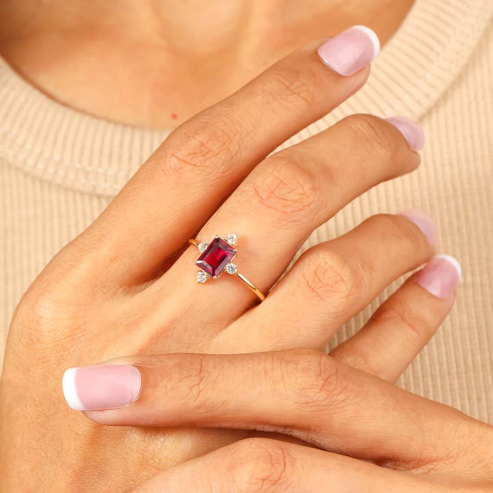 Tiramisu - Wholesale Single stone/solitaire ring - 14K Yellow Gold Rhodolite Garnet Scarlet Compass Ring1