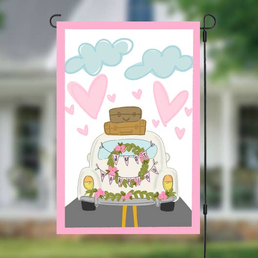 Bandiera da giardino con auto "Appena Sposati" e ghirlanda per la vendita all'ingrosso da parte di Doodles By Rebekah