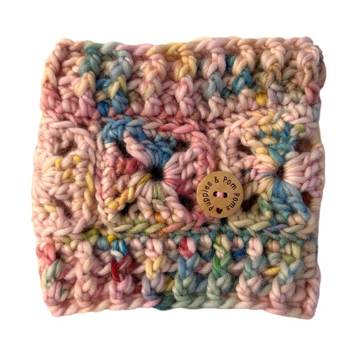 Capucha de Ganchillo Hecha a Mano para Perro - Cuadrados de la Abuela Yarnicorn para venta al por mayor de Puppies & Pom Poms