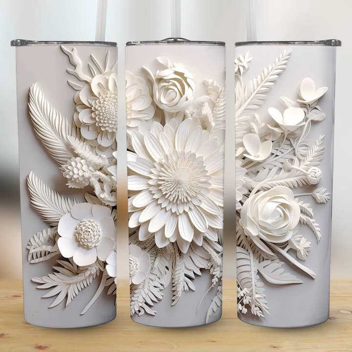 Gobelet skinny blanc à motif floral bohème - 3D Illusion pour la vente par The Tiny Closet