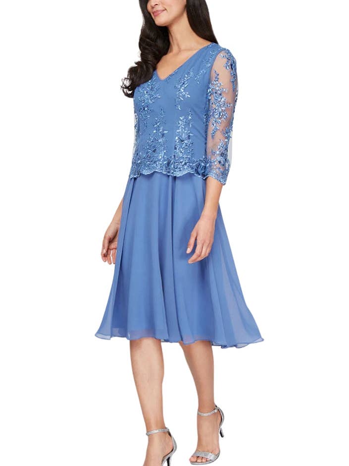 Vestido midi con escote en V, ilusión transparente, mangas tres cuartos, cremallera trasera y falda fluida de Alex Evenings. para venta al por mayor de Immediate Apparel