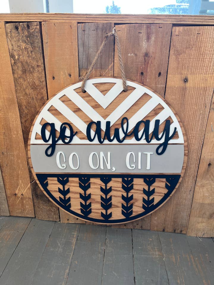 Signe, Va-t'en rond, Bienvenue Porte-étiquette, bricolage artisanal pour la vente par Rustic Home Co LLC