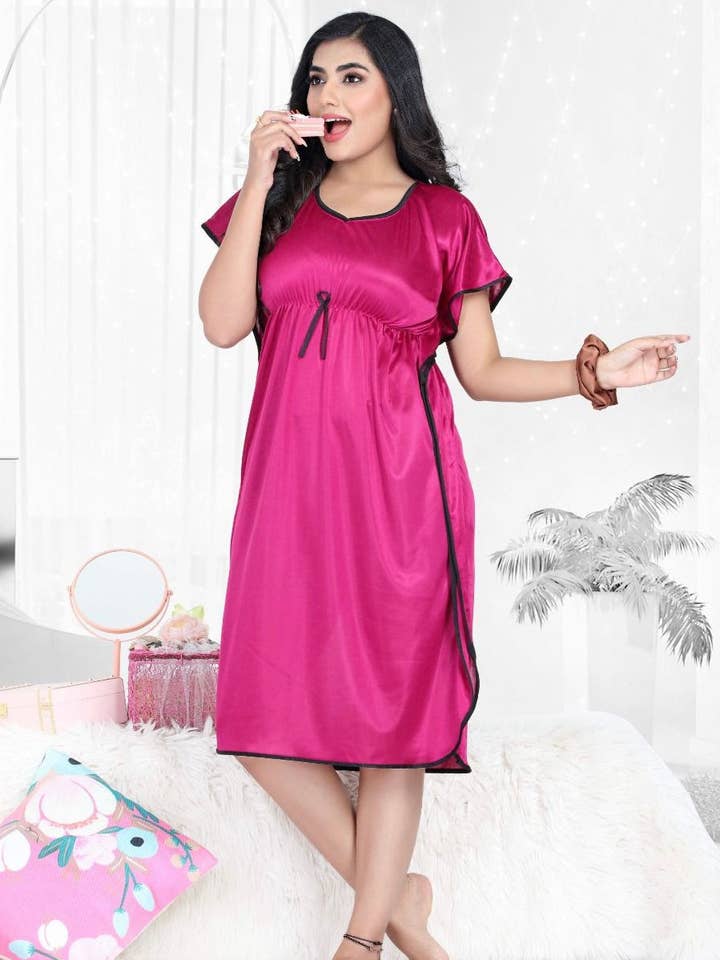 Caftan en satin rose pour la vente par DWEEP SARA