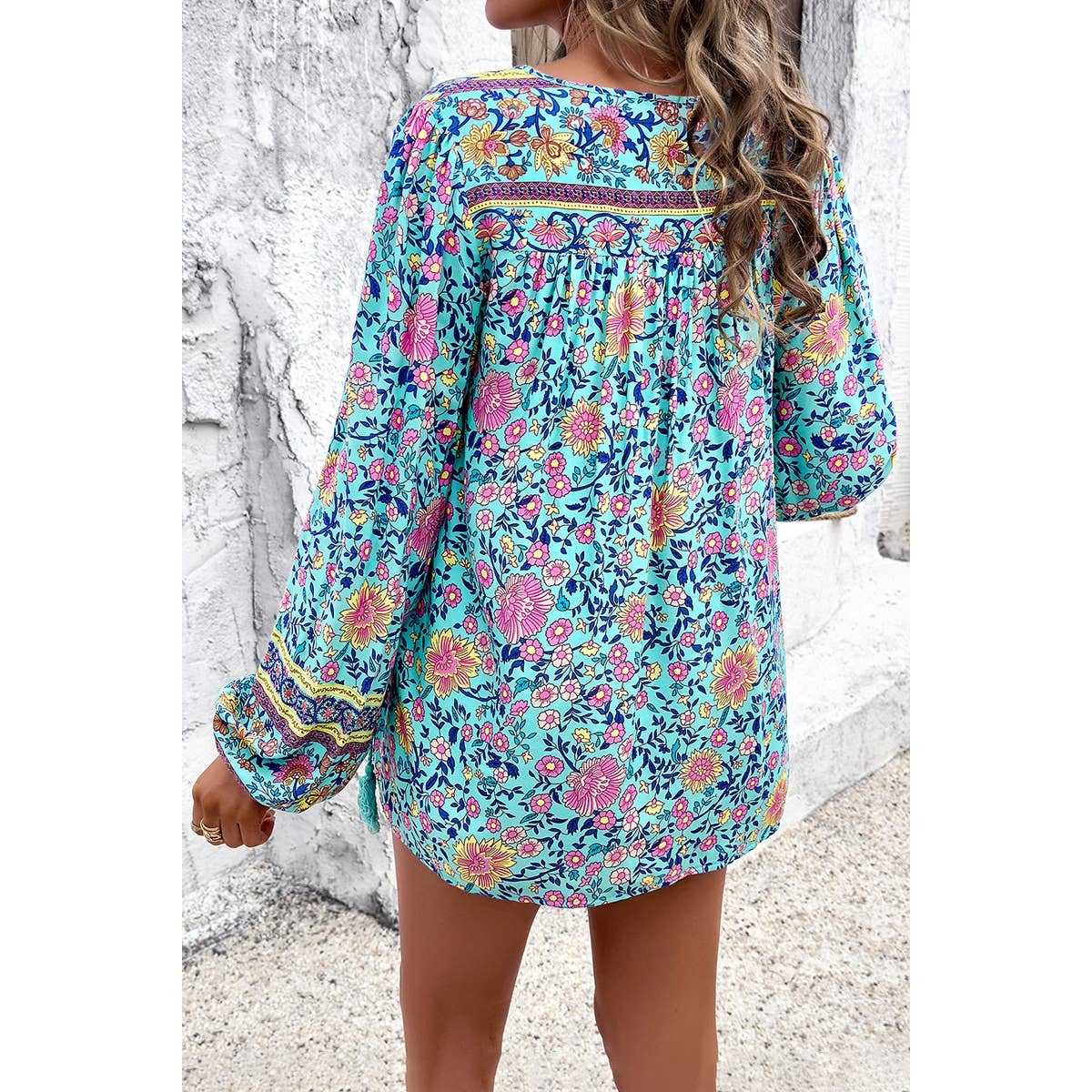 Supreme Fashion – wholesale Blus - Dam – Boho-topp med omslutande blommönster och djup V-ringning4