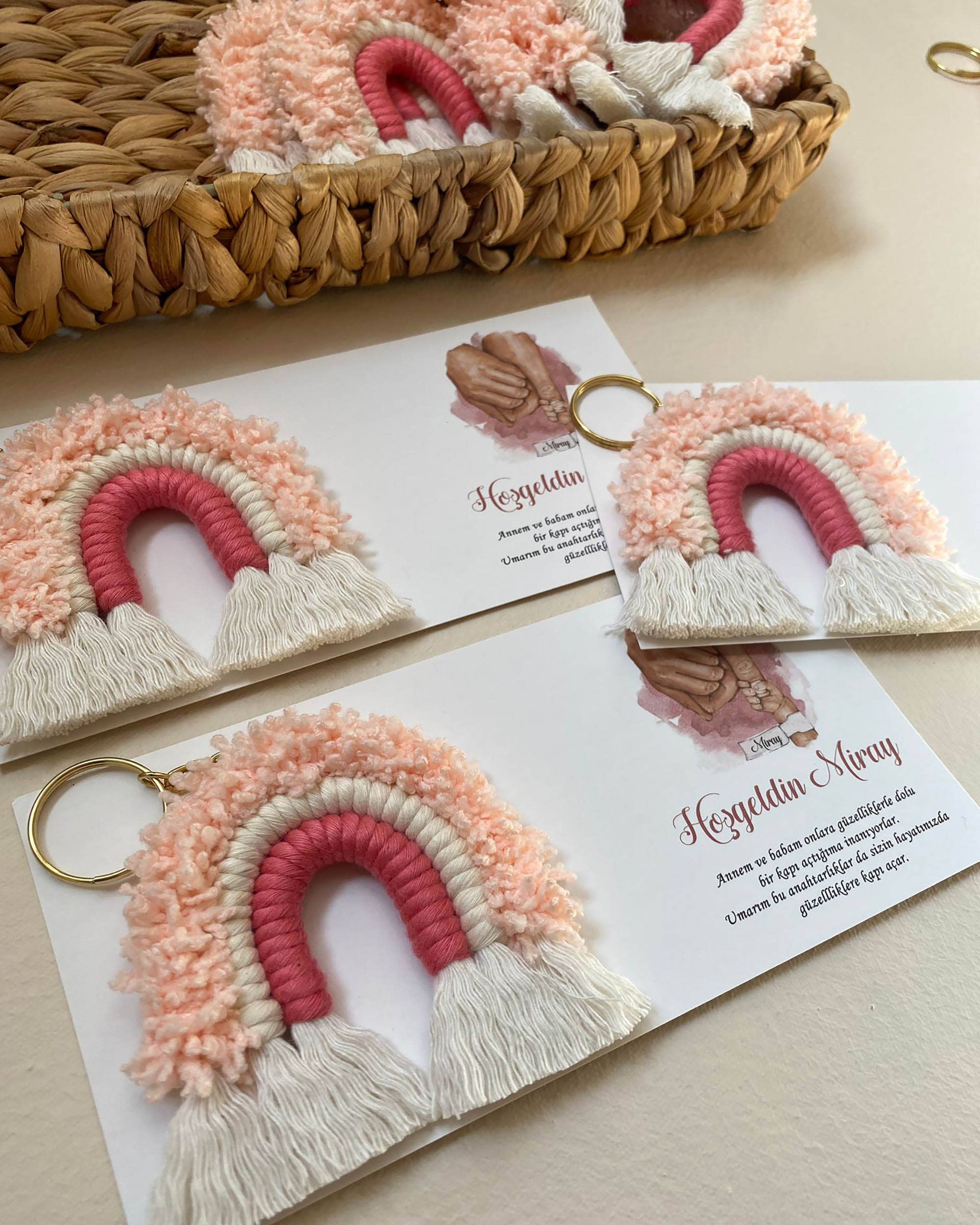 Uniq Favors – wholesale Nyckelringar - Dam – Rosa regnbågsformad makraményckelring i bohemisk stil7