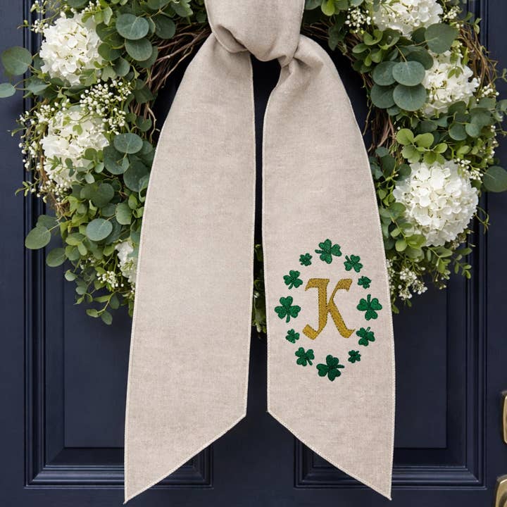 Écharpe brodée de couronne celtique irlandaise pour la Saint-Patrick - Choisissez parmi 8 motifs et plus de 30 polices de monogramme pour la vente par Cottage & Club