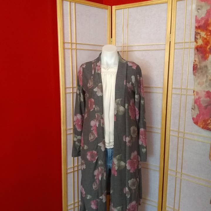 Cardigan gris à gros imprimés floraux pour la vente par Jones & Ivy Collections, Inc.