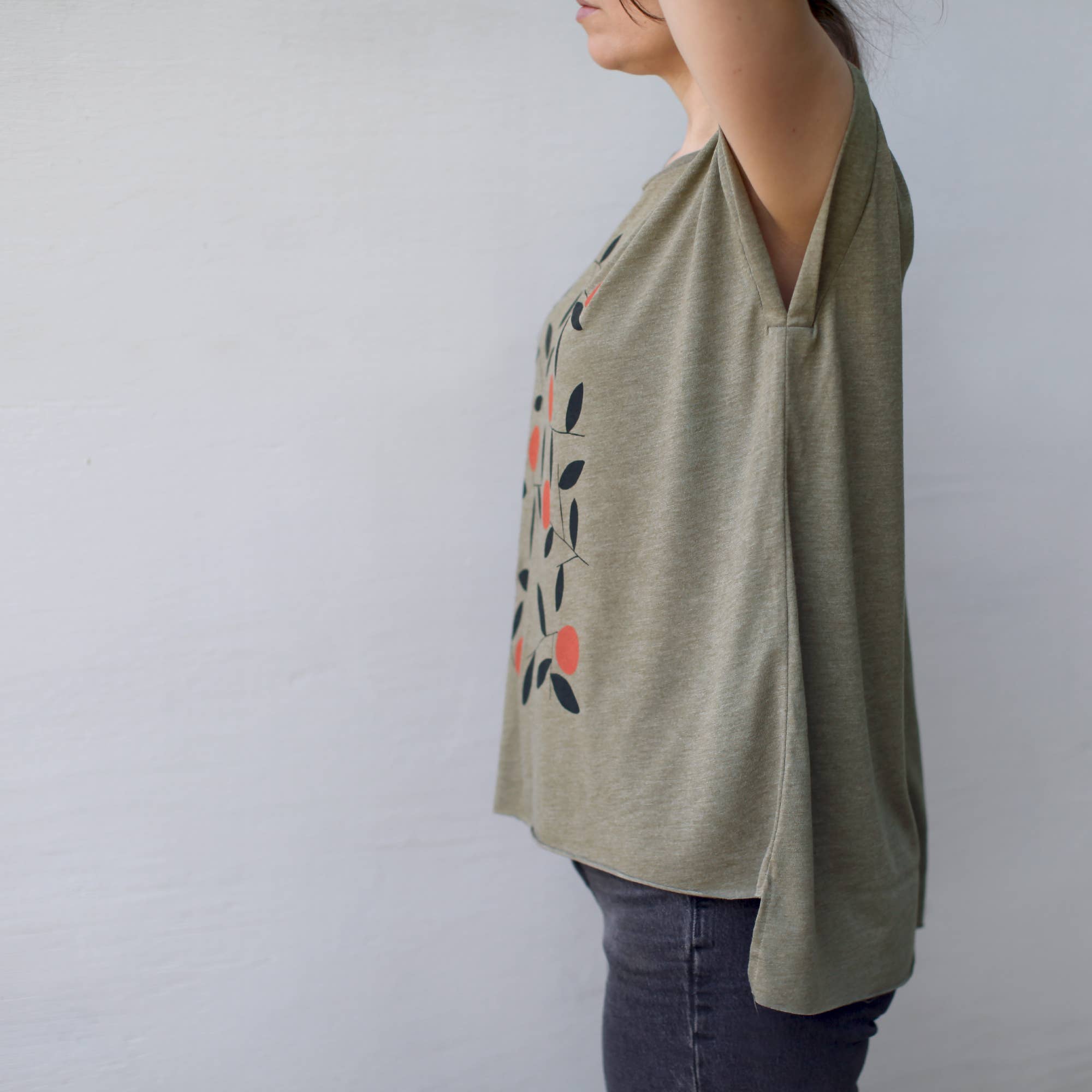 Blackbird Supply Co. – Großhandel T-Shirt mit Siebdruck – Damen – Muscle-T-Shirt für Damen mit gerollter Manschette und Orangenmuster von Citrus Season2