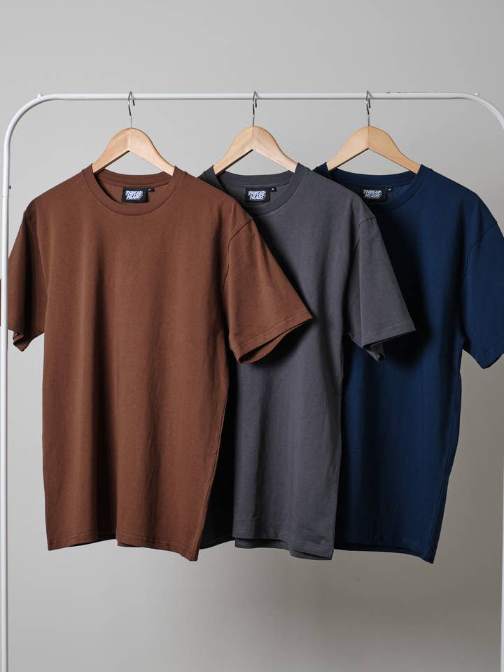 Classic Tee 3-Pack: Charcoal, Navy, Brun for engroshandel hos Threadheads