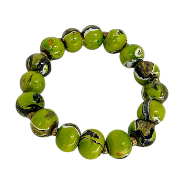 Pulsera elástica de burbujas de madera pintada a mano verde para venta al por mayor de Maka Imports