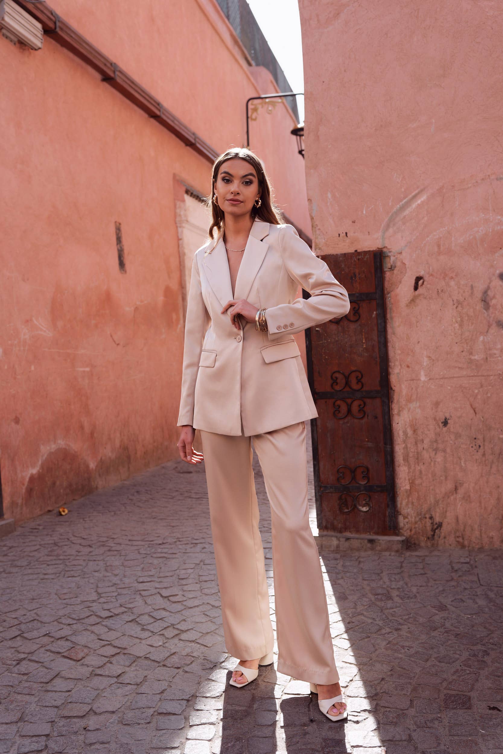 Attentif Paris – wholesale Kostymjacka – Dam – Smal skräddarsydd satinjacka med enfärgade knappar66