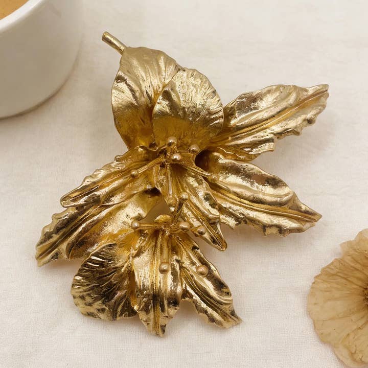 Vintage-stil Gyllene Brosch Med Lilja för wholesale av IngrossoZagatto by INCI SRL