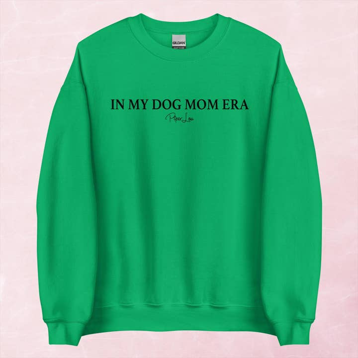 Sweat-shirt graphique à col rond "Dog Mom Era" pour la vente par Piper Lou Collection