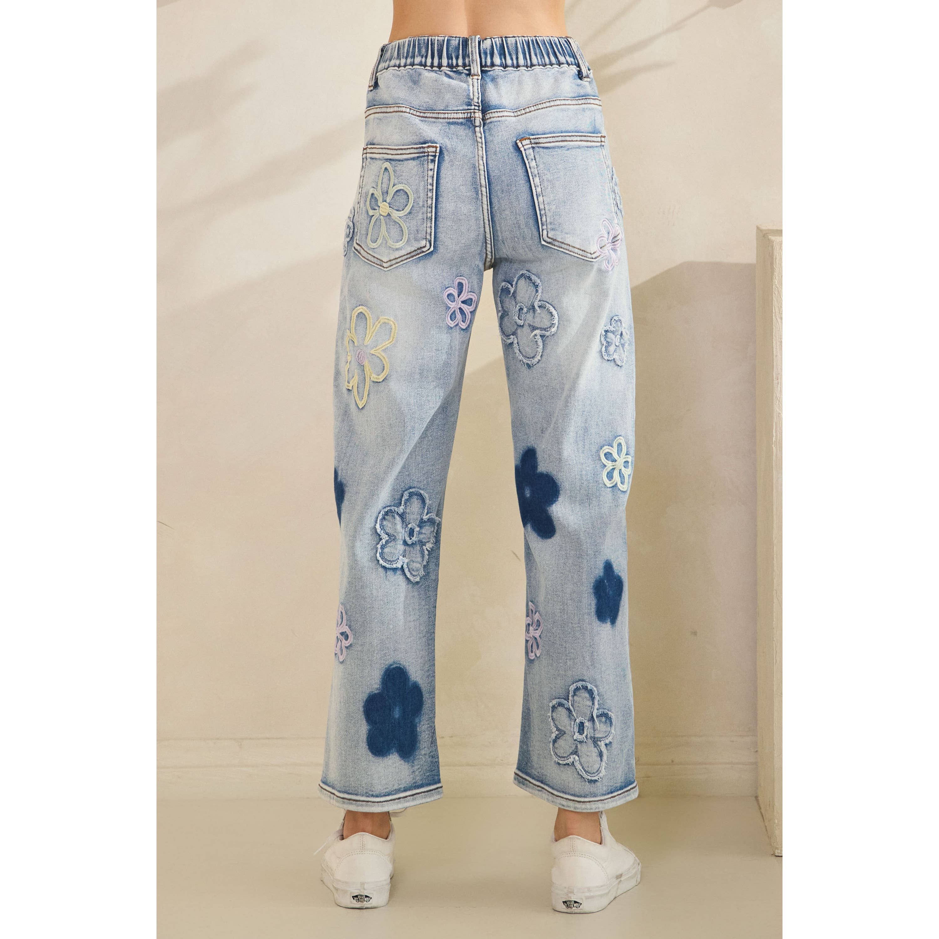 DENIM GEWASSEN STRETCH DENIM BROEK MET BLOEMENBORDUURSEL voor groothandel op Faire7