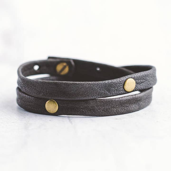 Herr Dubbel Warrior Wrap Läderarmband - Antik Mässing för wholesale av Giving Bracelets