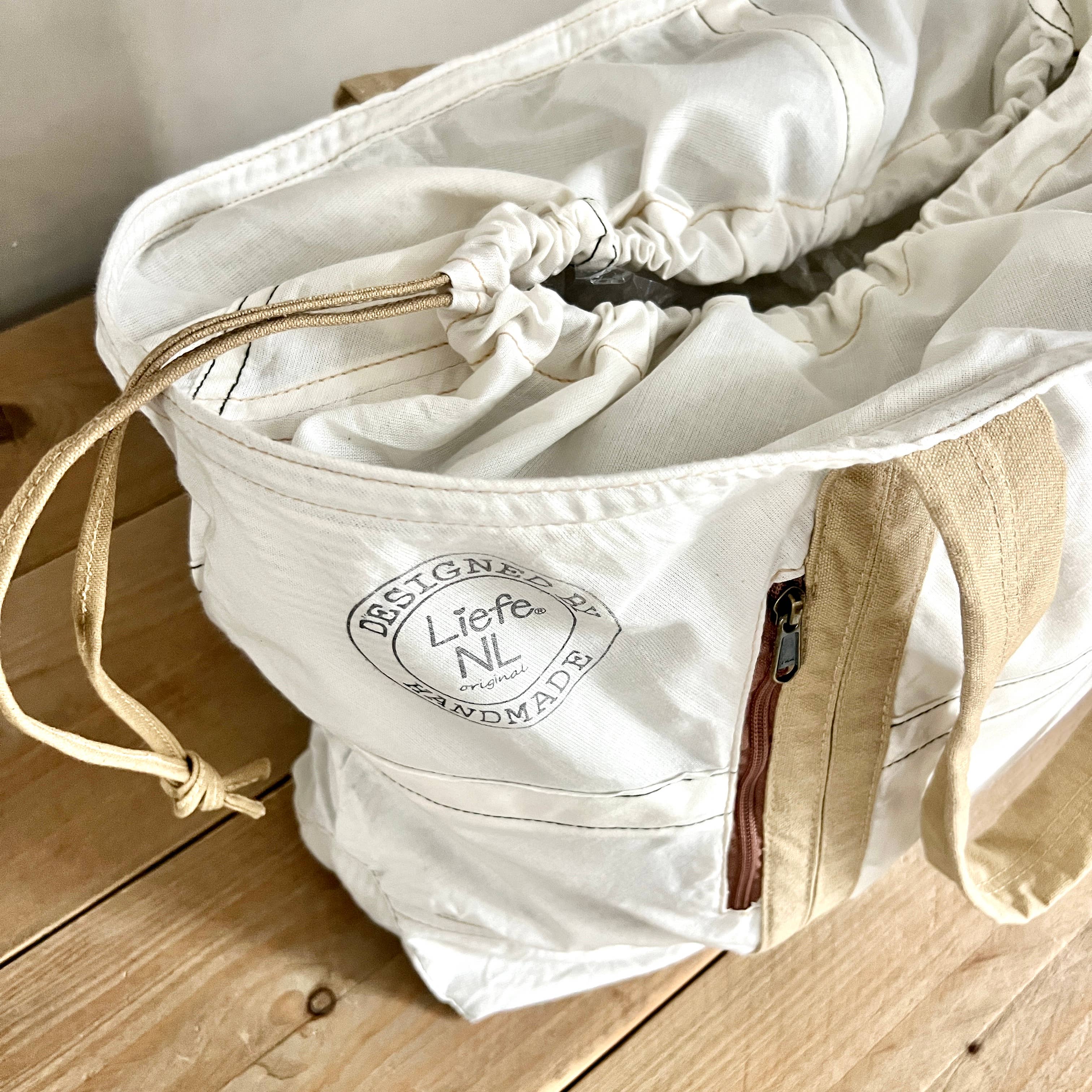 Liefe NL – Großhandel Tragetasche – Damen – ParachuteBag Khaki/Weiß aus recyceltem Fallschirmmaterial3