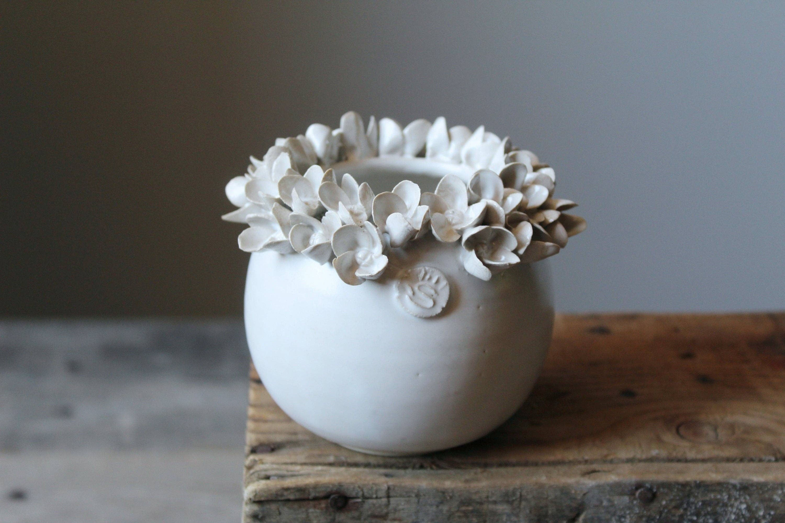 L'Officina – wholesale Vase – Hydrangea - Small white spherical stoneware vase with hydrangea flowers2