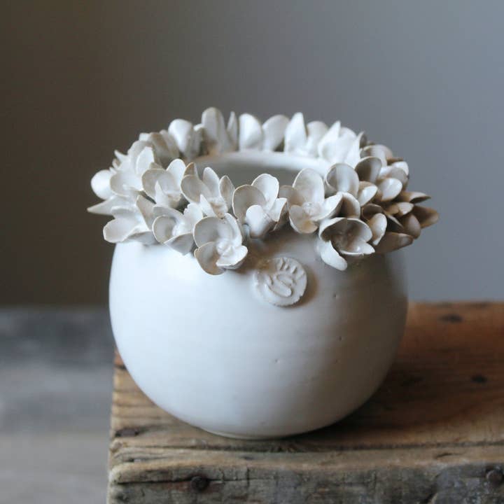 L'Officina – wholesale Vase – Hydrangea - Small white spherical stoneware vase with hydrangea flowers2
