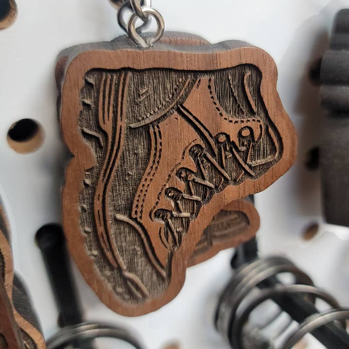 Porte-clés de bottes de randonnée pour la vente par Two Makers Crew