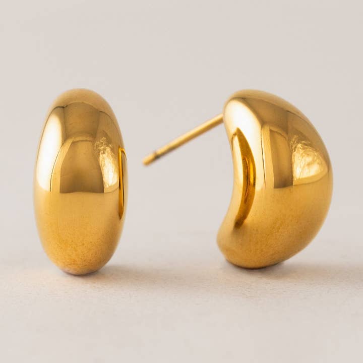 Crest Dome Hoepeloorbellen | 18K Goud PVD | Hypoallergeen voor wholesale door Lover's Tempo Jewelry