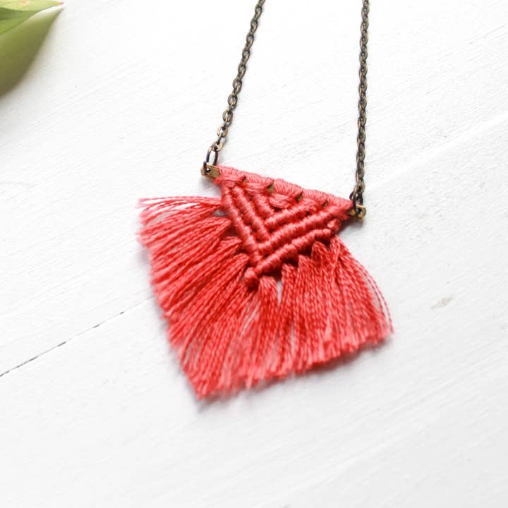 Collana con triangolo macramè per la vendita all'ingrosso da parte di Daydream Collective
