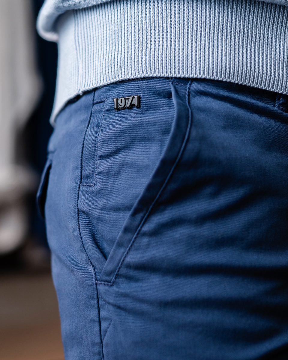 kneuzing Dave blauwe chino voor groothandel op Faire2