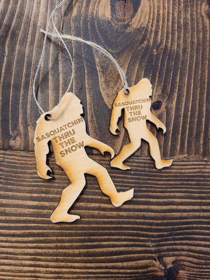 Ornement Sasquatch, Big Foot, cadeau pour homme, cadeau de Noël, cadeau pour homme, ornement en bois, accessoire de voiture pour la vente par Little North Boutique