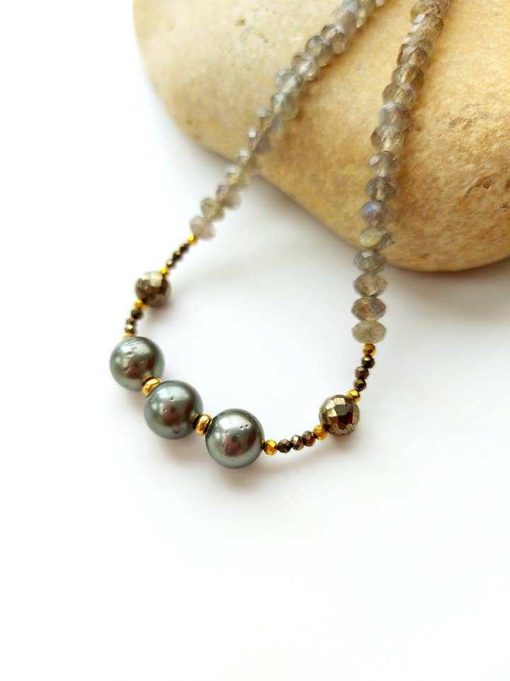 Tahitiska pärlor, pyrit och labradorit för wholesale av AVAASI